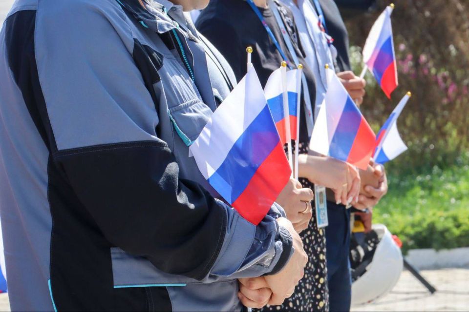 ЗАЭС: С Днём Государственного флага, Россия!