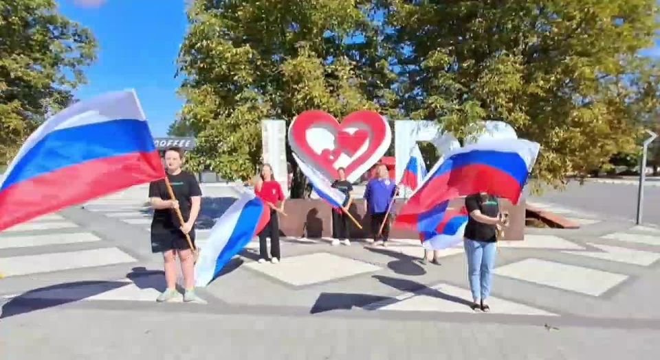 Сегодня, когда над страной гордо реет российский триколор, территориальная избирательная комиссия №15 и молодёжные движения Васильевского муниципального округа: «Юг Молодой» и «Движение Первых» с особой теплотой принимают...