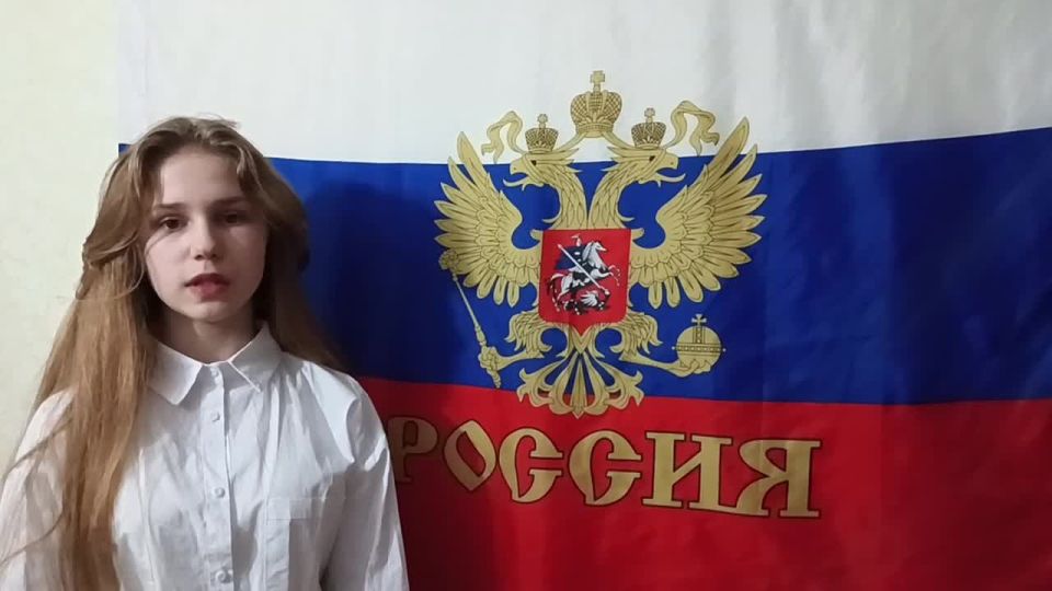 Ученица ГБУ ОО ЗО «СОШ №24 им. участника СВО Твердого И.В.» г. Мелитополь Резина Анастасия ко Дню Государственного флага Российской Федерации рассказала об истории происхождения этого праздника