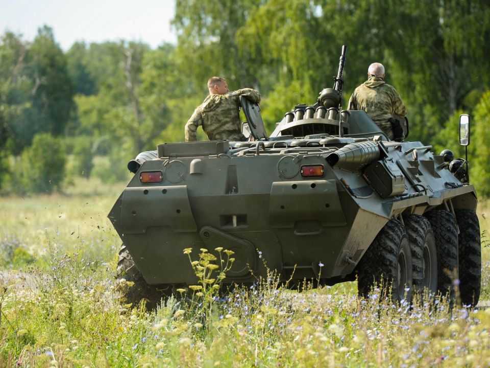 RT отверг обвинения французских журналистов в распространении ИИ-фейка с трофейным БТР из США