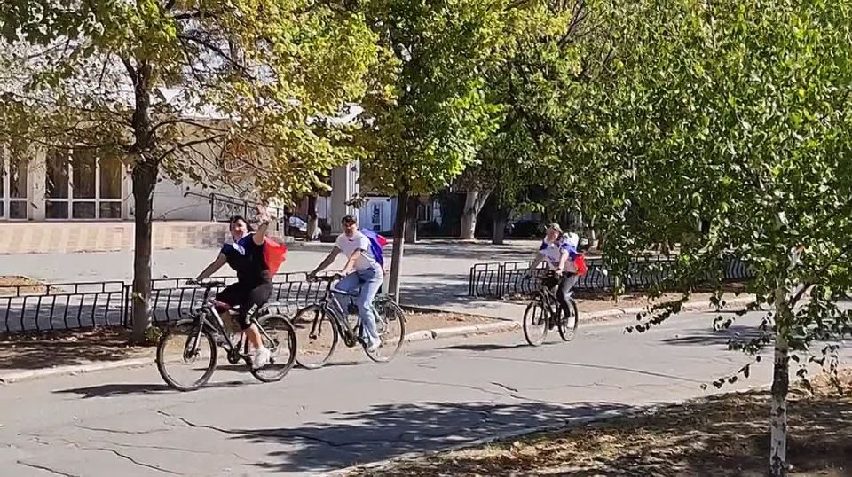 День Государственного флага России пологовцы отметили велопробегом