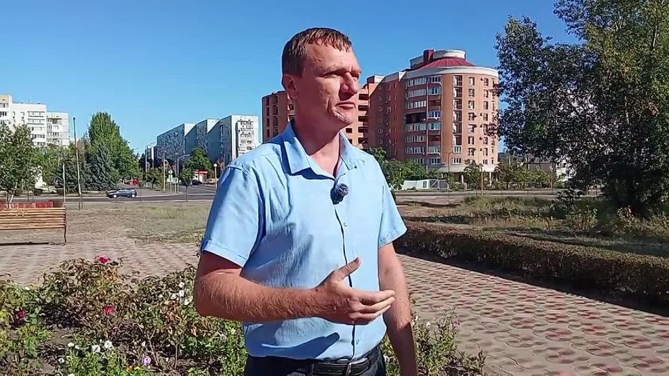 Сегодня, в День государственного флага России, на флагштоках у здания городской администрации торжественно взвился российский триколор