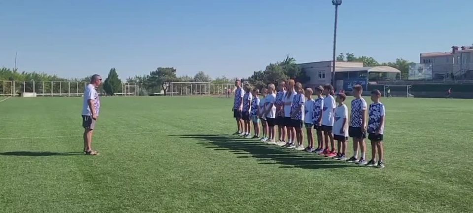 С Днём государственного флага Российской Федерации поздравляет своих соотечественников сборная Запорожской области по лёгкой атлетике, в которую входят и спортсмены из Энергодара