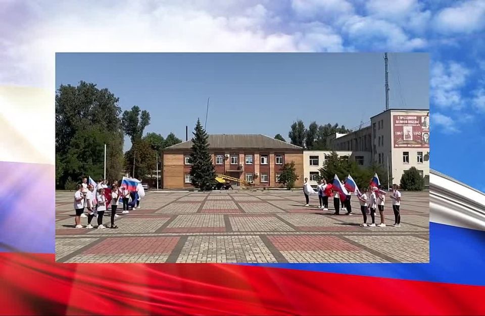 Михайловский Дом культуры провел танцевальный флеш-моб ко Дню Государственного флага Российской Федерации