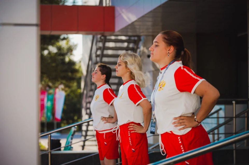 Спорт — это жизнь!. Утренняя зарядка с динамичной музыкой и под руководством опытного эксперта зарядила всех участников хорошим настроением на целый день! Ребята знают, как важно следить за своим здоровьем и заниматься...