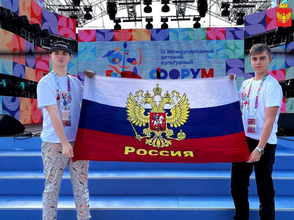 С днем Государственного флага России всех жителей Запорожской области поздравляет молодежная делегация региона, находящаяся в эти дни в Москве на IV Международном детском культурном форуме