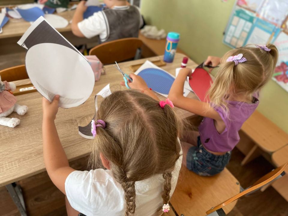 АКЦИЯ "ОКНА РОССИИ". В преддверии празднования Дня Российского Флага в Константиновской школе № 2 им. Героя Советского Союза П. Т. Одинца прошла Всероссийская патриотическая акция "Окна России"