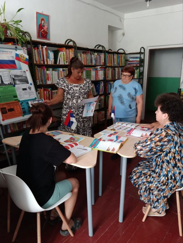 В Новогоровском сельском Доме культуры прошел исторический час, посвященный Дню Государственного флага России!