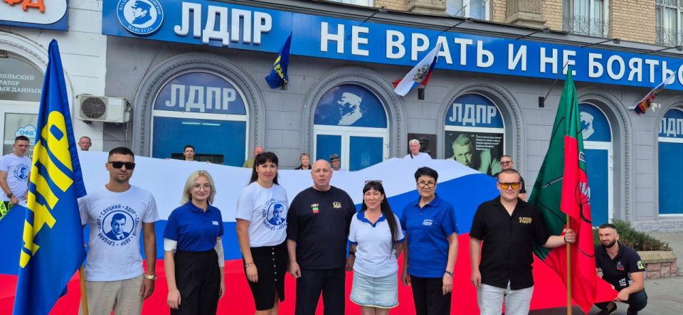 Сегодня, в День флага Российской Федерации, активисты Мелитопольского отделения ЛДПР подтвердили свою преданность и уважение к государственным символам, развернув огромный триколор у стен своего офиса
