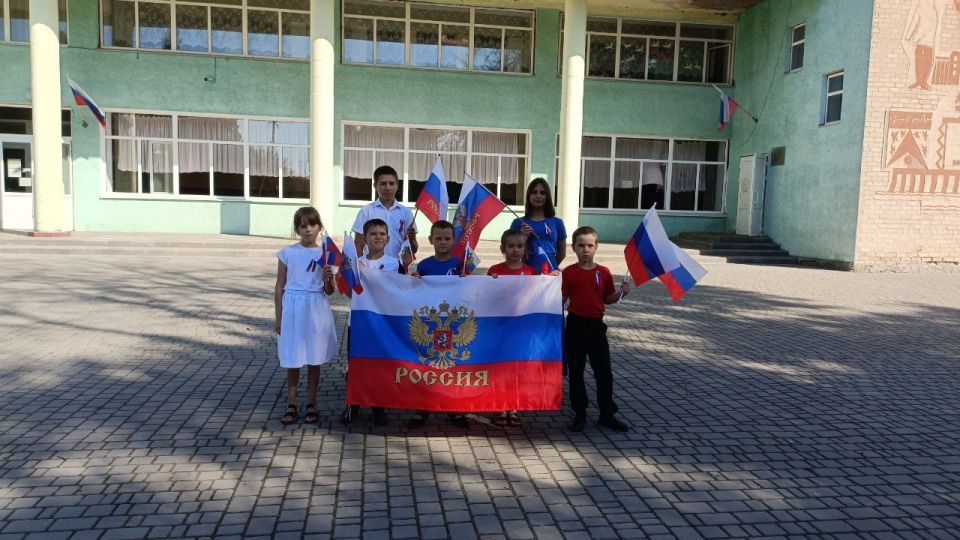 22 августа сотрудники сельского клуба Инзовки организовали и провели ряд мероприятий, посвященных Дню Государственного флага России