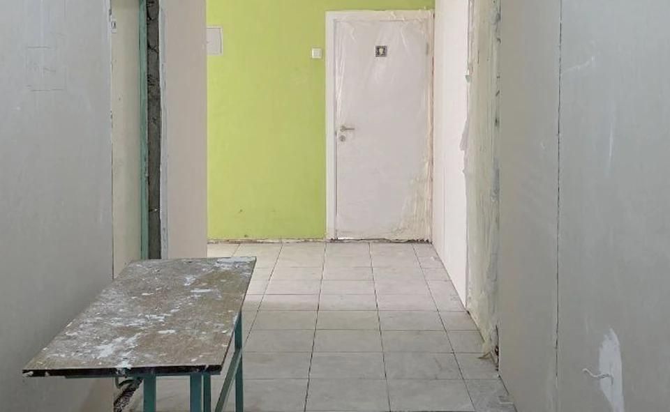 В Энергодаре новгородские шефы делают ремонт в школе №4