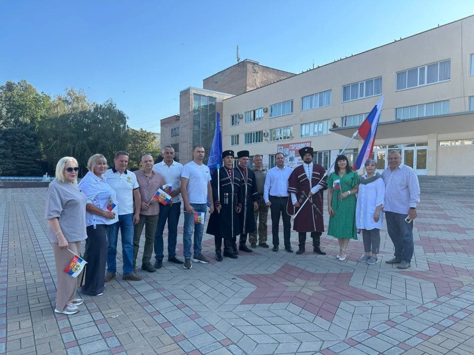 Сегодня, в Токмакском муниципальном округе прошли торжественные мероприятия, посвящённые празднованию Дня Государственного флага Российской Федерации — символа мира, великой истории и государственности нашей страны