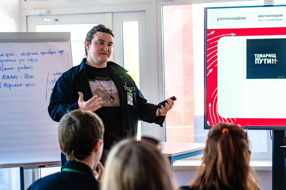 Как создаются плакаты на острые социально-политические темы?