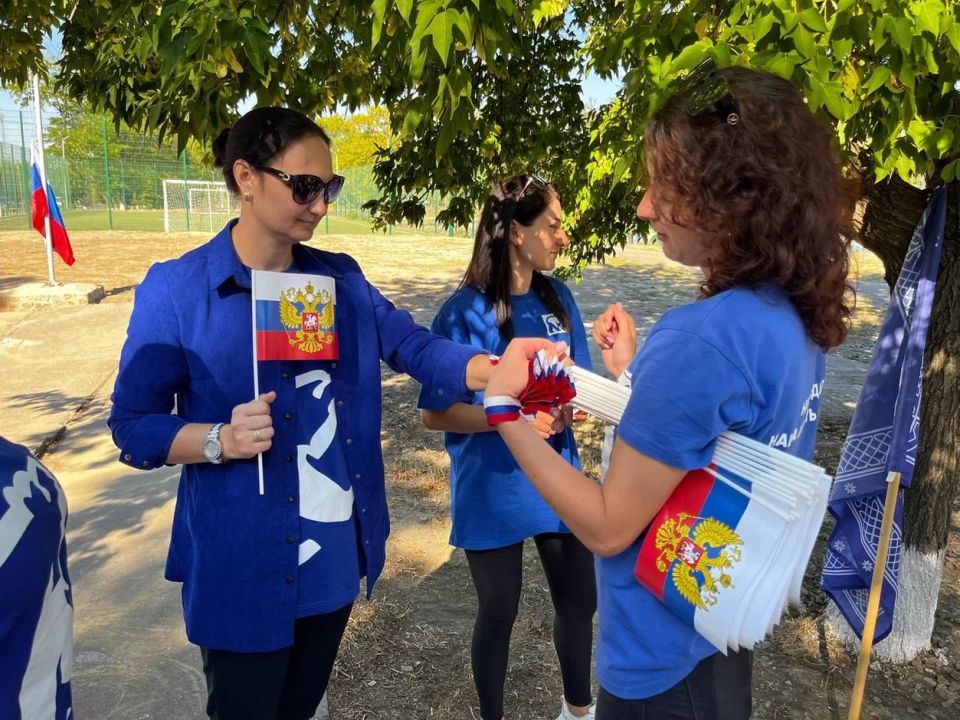 В честь Дня Государственного Флага РФ активисты дарят флажки