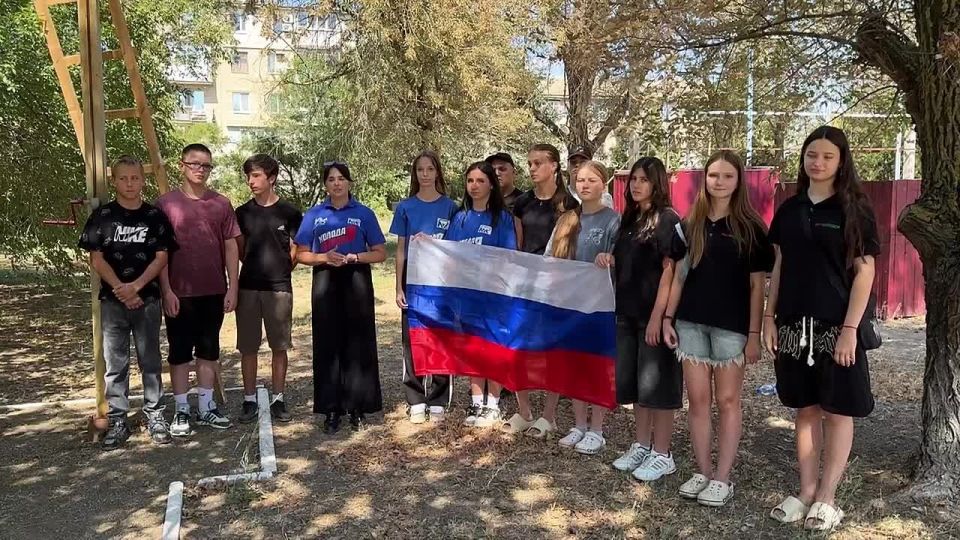 Дорогие друзья!. Поздравляем вас с Днём Государственного Флага Российской Федерации — символом свободы, единства и независимости нашей Родины! От имени актива молодёжной организации МГЕР, участников движения "ЮгМолодой" и...