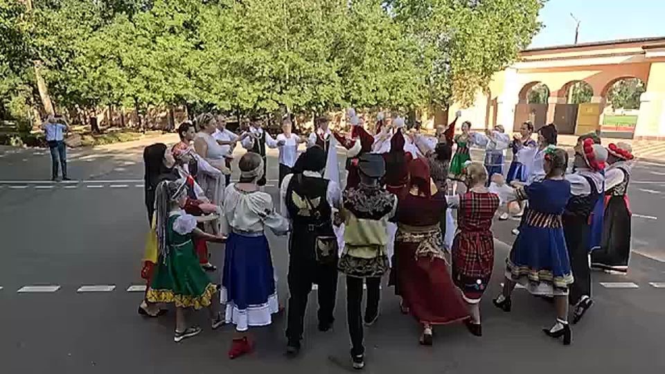 Представители национально-культурных автономий Запорожской области поздравили соотечественников с Днём российского флага