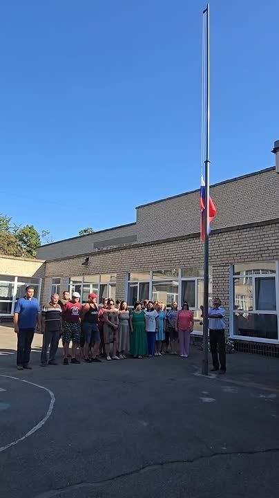 22.08.2025 г.в ГБУ ОО ЗО ,, СОШ №6,, г. Токмак в честь праздника состоялось торжественное поднятие Государственного флага