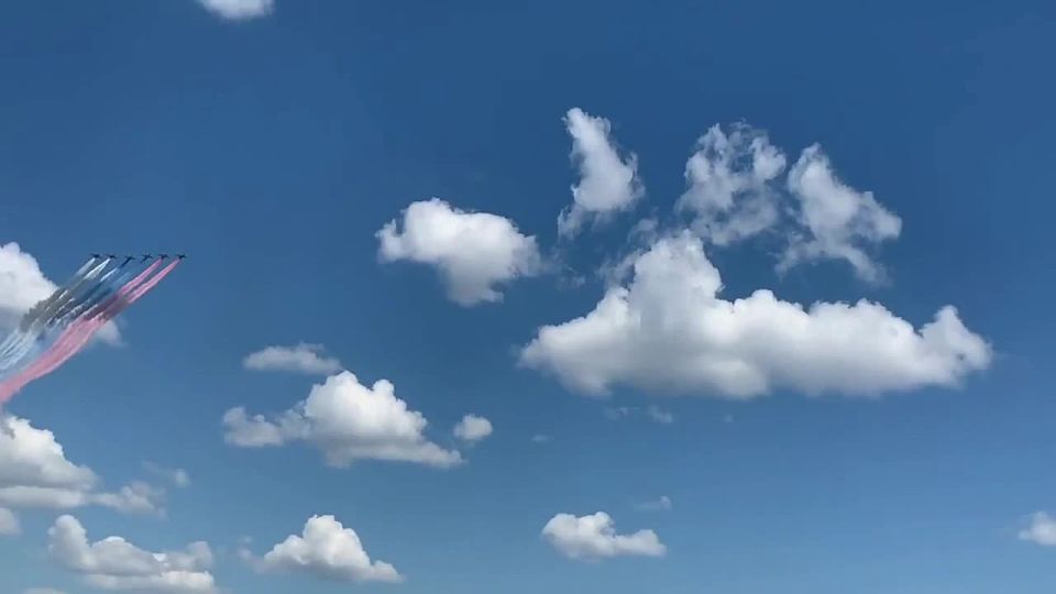 ГБУ "Комплексный центр социального обслуживания населения" МТ и СП ЗО от всей души поздравляет с Днем Государственного флага Российской Федерации!