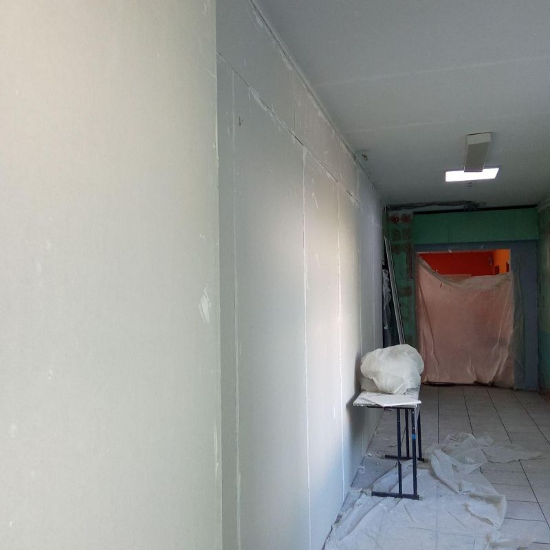 Продолжается косметический ремонт в рекреации школы №4 Энергодара