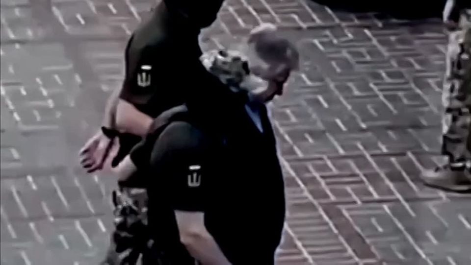 Коломойского ведут под конвоем в суд