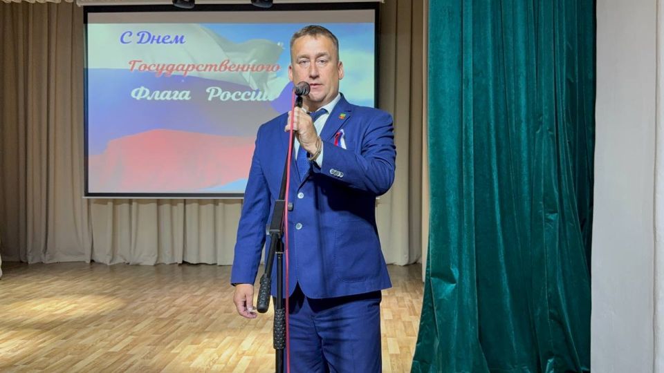 Весело, громко, патриотично прошел в Акимовском муниципальном округе праздничный концерт, посвященный Дню Государственного флага Российской Федерации