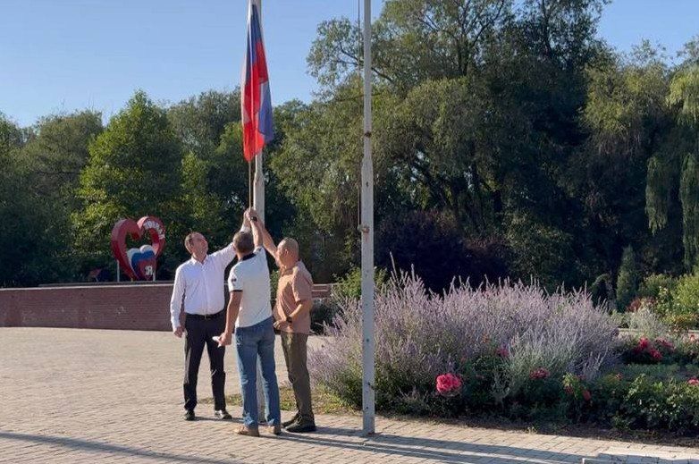 В Токмаке торжественно поднят Государственный флаг России