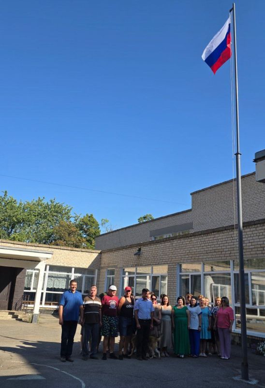 В средней общеобразовательной школе г. Токмак в честь праздника состоялось торжественное поднятие Государственного флага Российской Федерации