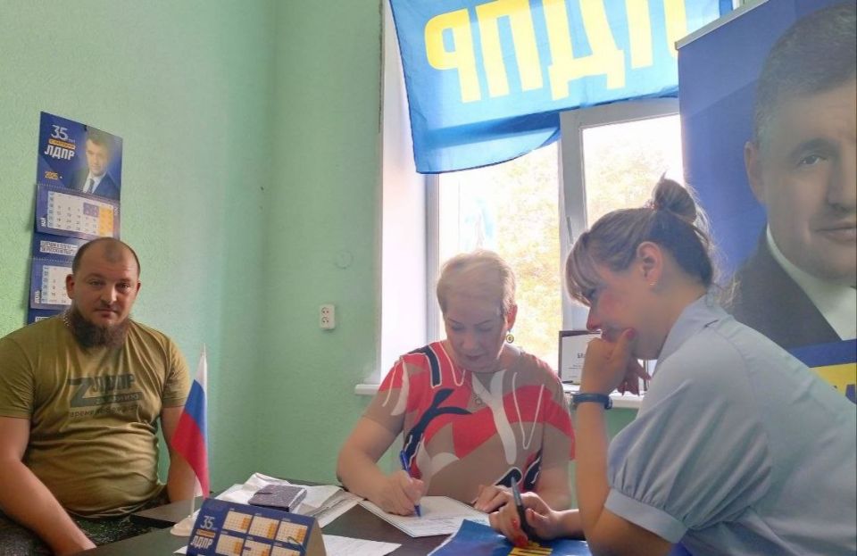 Депутат Елена Бойнов совместно с координатором Бердянского ГО ЛДПР Сергеем Бойновым провели Всероссийский прием граждан в Бердянске, демонстрируя приверженность нуждам местных жителей