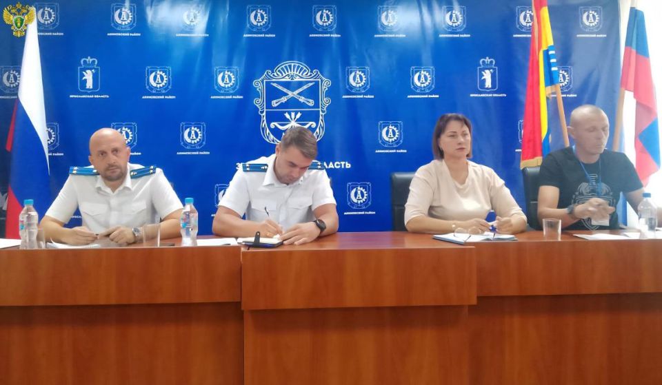 Прокурор Акимовского района Артем Волков, его заместитель Евгений Мартынов и социальный координатор запорожского филиала фонда "Защитники Отечества" Виталий Зиновьев провели встречу с ветеранами СВО и членами их семей