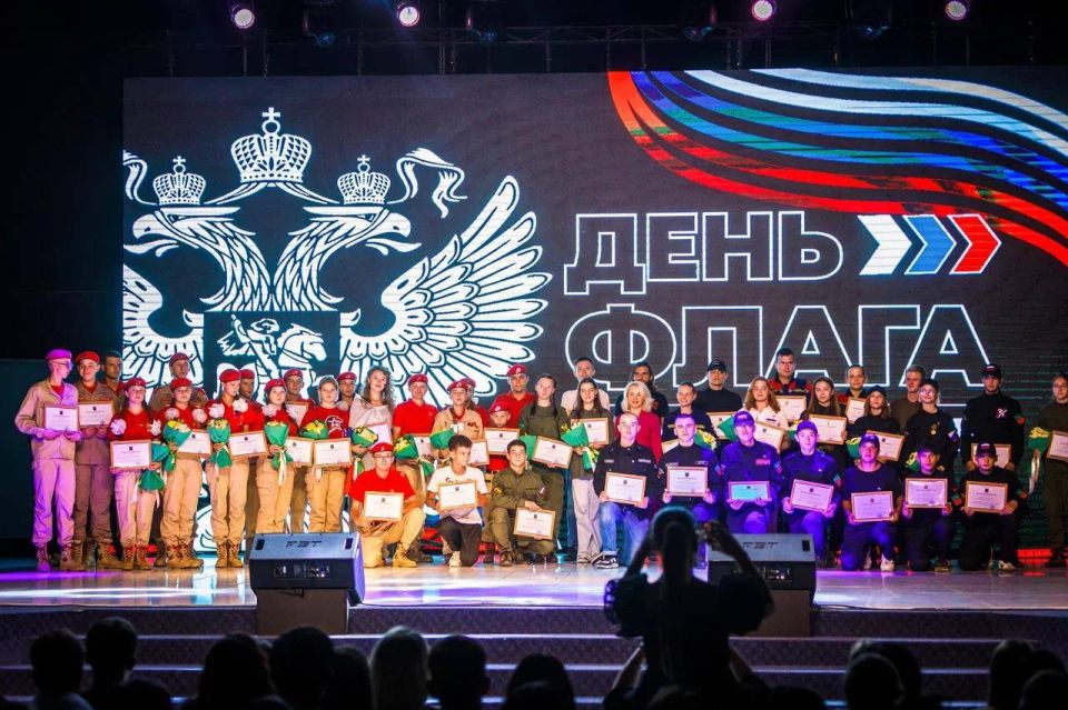 В Запорожской области наградили активистов в День флага России