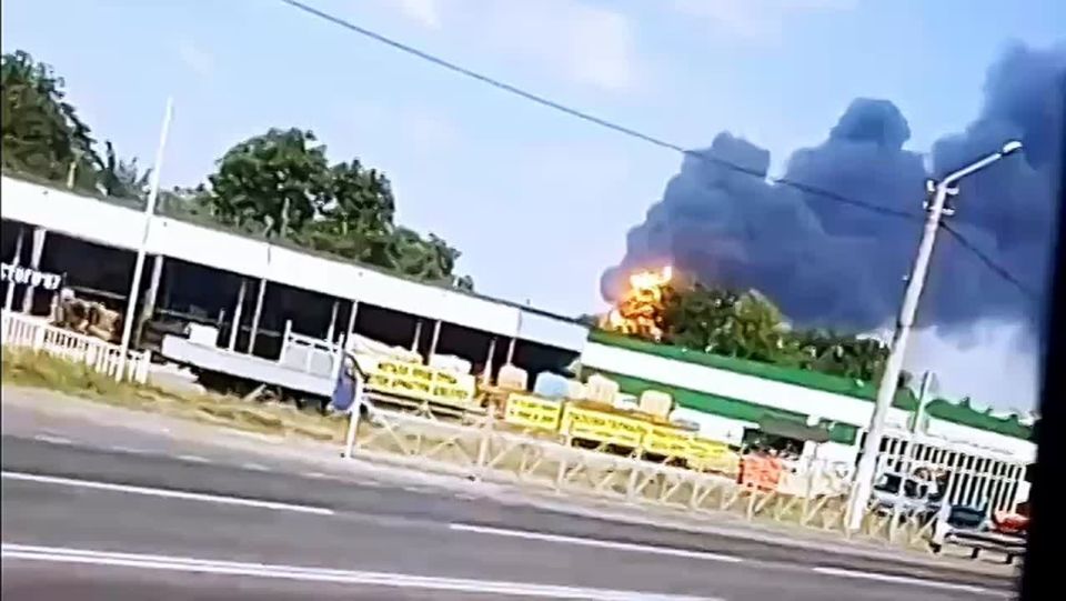 Военный диктатор Зеленский сегодня заявил, что никто не сможет запретить Украине атаковать российские НПЗ