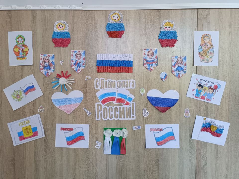 В Доме Культуры ребята из кружка оформили тематическую стену к празднику