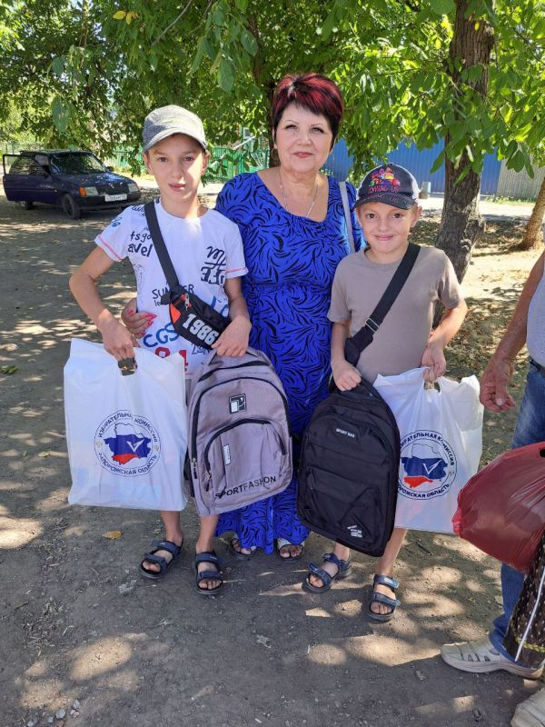 По доброй традиции председатель территориальной избирательной комиссии №12 Пологовского МО поддержала акцию «Собери ребенка в школу»