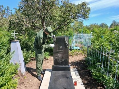 Офицеры следственного управления Следственного комитета России провели уборку у мемориала в Запорожской области