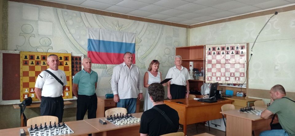 В отделении шахмат Спортивной школы г.Токмак в честь празднования Дня флага Российской федерации состоялся блиц-турнир по шахматам