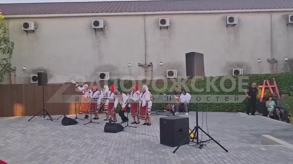 Греция на берегу Азовского моря! В Молодёжно-патриотическом лагере-форуме «Новороссия» в Кирилловке прошёл незабываемый Вечер дружбы