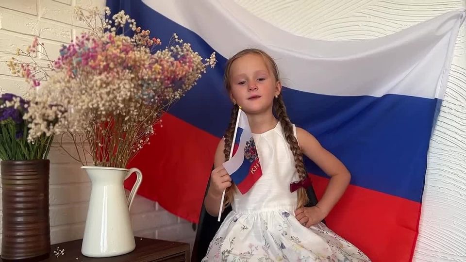 Учащаяся из Энергодара Варвара Волковинская одержала победу в онлайн-конкурсе чтецов «Под флагом России живу», заняв первое место в младшей возрастной категории