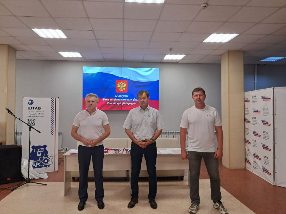 К празднику День государственного флага РФ на базе штаба общественной поддержки «Единая Россия» прошел турнир по русским шашкам