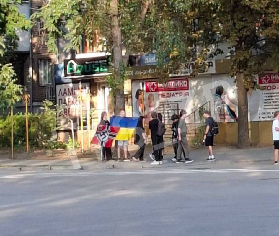 В Запорожье местные свидомые школотроны абсолютно верно подобрали флаги на день незалежности Украины