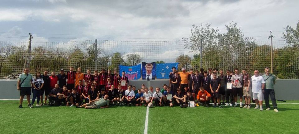 В рамках празднования Дня государственного флага РФ, на поле Веселовского муниципального округа состоялись яркие и напряженные матчи турнира по футболу среди юношей 2009-2010 г.р. Наша команда из Спортивной школы «Колос»...