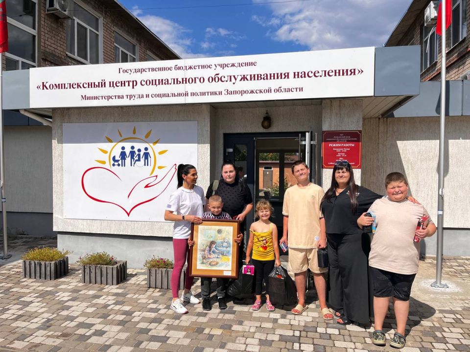 24.08.2025 в ГБУ «Комплексный центр социального обслуживания населения» МТ и СП ЗО были вручены подарки детям из семей, находящихся в трудной жизненной ситуации