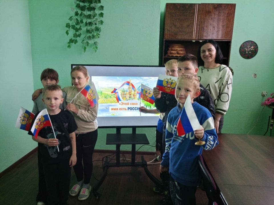 Члены участковых избирательных комиссий № 530 и № 531 (ТИК №16) на базе структурного подразделения МБУ КМЦ «Новоднепровский СДК» организовали ряд мероприятий, посвящённых Дню Государственного флага Российской Федерации, —...