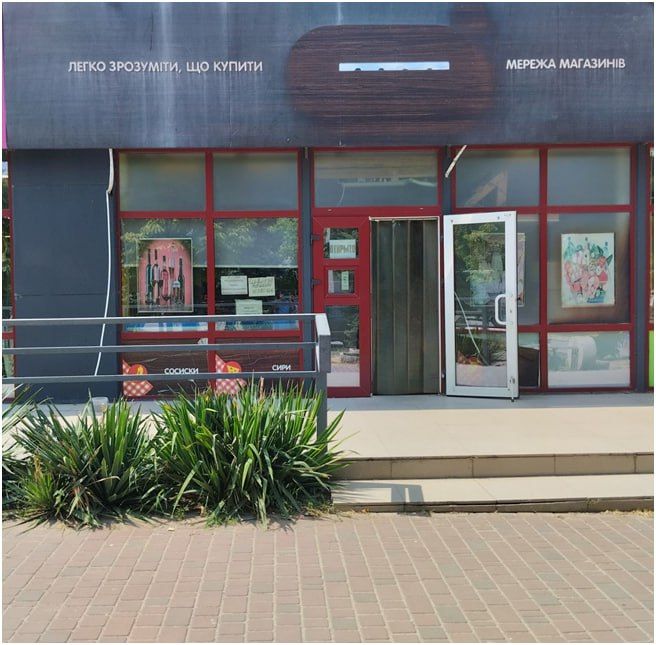 В Васильевском муниципальном округе продолжают приводить в соответствие вывески на торговых объектах