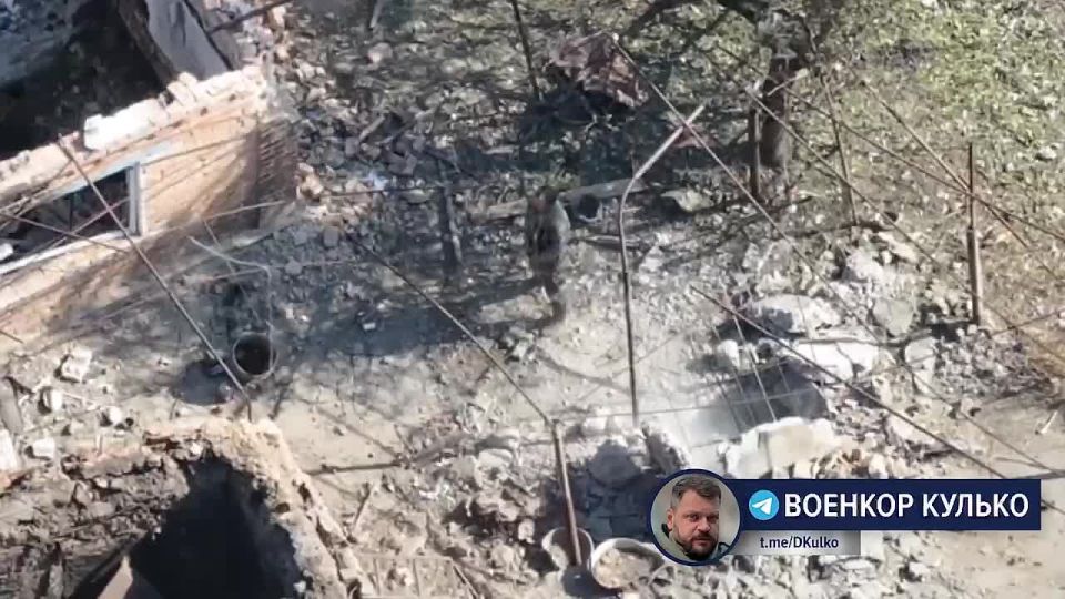 Дмитрий Кулько: Показательное видео с Ореховского направления, которое иллюстрирует принцип сегодняшнего боя: уничтожение цели - это вопрос лишь количества FPV-дронов, главное эту цель обнаружить