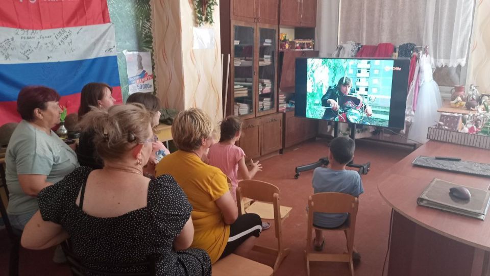 В Новогоровском сельском Доме культуры организовали семейный кинопоказ в честь Дня российского кино!