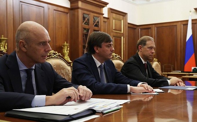 Владимир Путин провёл совещание с членами Правительства