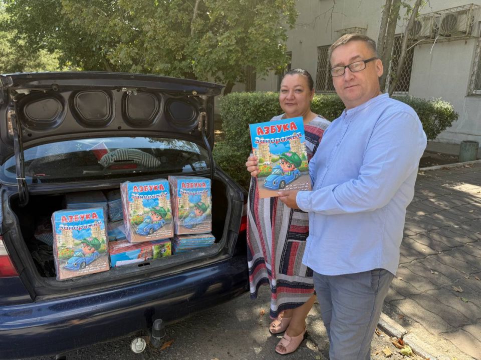 Для подготовительных групп детских садов Акимовского муниципального округа Региональное отделения Всероссийской партии «Единая Россия» предоставило «Азбуку Запорожья»