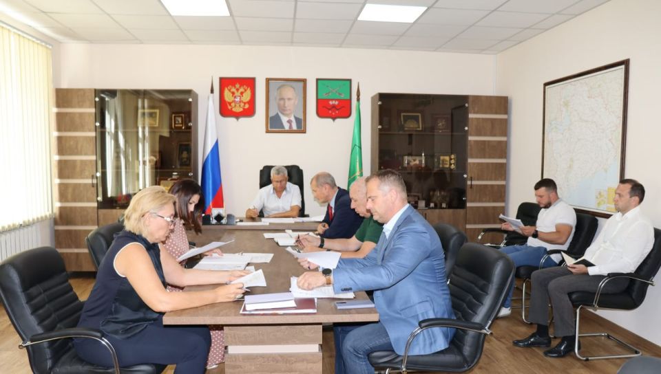 Виктор Емельяненко: Провел ряд совещаний с председателями комитетов Законодательного Собрания, сотрудниками Аппарата и юристами