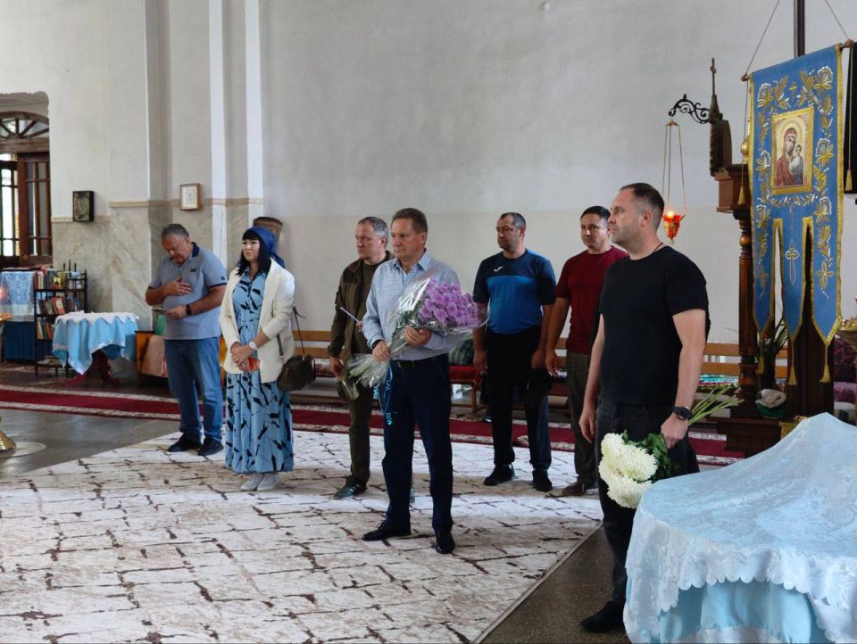 В день Успения Пресвятой Богородицы перед началом рабочего дня нашей командой приняли участие в праздничном богослужении в Свято-Успенском соборе в Токмаке