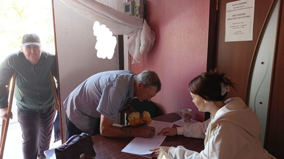 Совместными усилиями сотрудников Розовского территориального отдела и Розовского ДК была организована выдача 146 гуманитарных продуктовых наборов для жителей отдела, находящихся в трудной жизненной ситуации